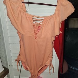 Bathing suit. And over wrap. Never worn. Didnt go on my trip. .very nice.